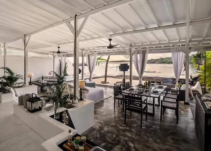 Lagoon - Elegant & Absolute Beachfront In Nusa Ceningan Villa *