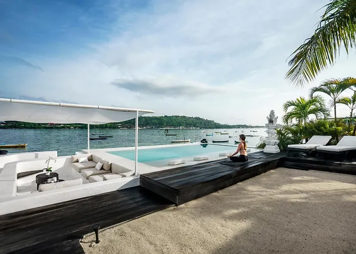 Lagoon - Elegant & Absolute Beachfront In Nusa Ceningan Villa
